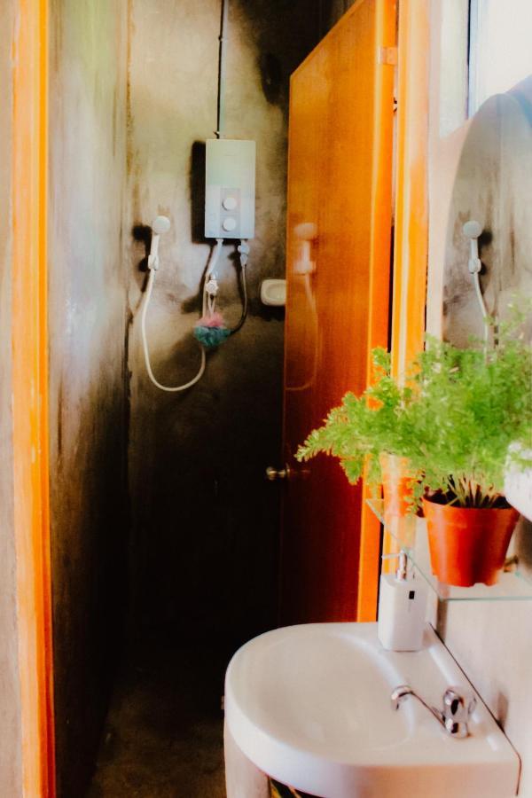 The Hangover Hostel Moalboal Bagian luar foto